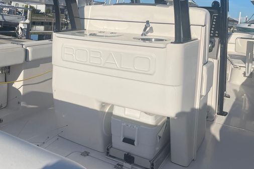 Robalo R272-CENTER-CONSOLE image