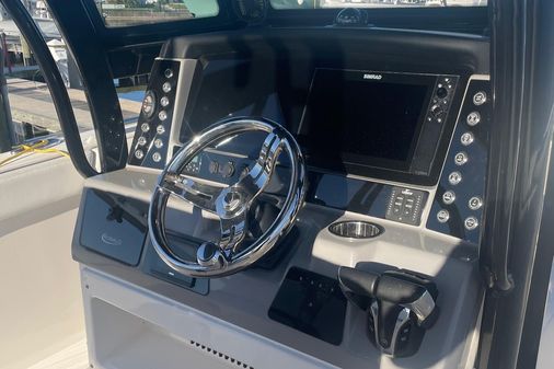 Robalo R272-CENTER-CONSOLE image