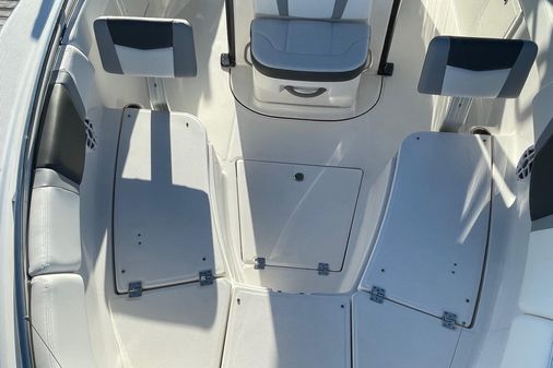 Robalo R272-CENTER-CONSOLE image