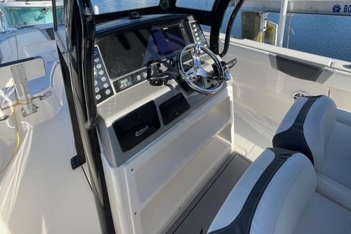 Robalo R272-CENTER-CONSOLE image