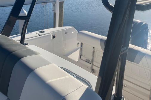 Robalo R272-CENTER-CONSOLE image