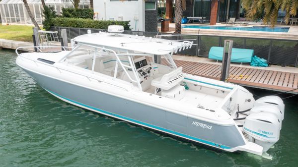 Intrepid 400 Cuddy