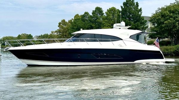 Riviera 5400 Sport Yacht 