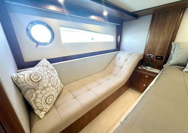 Riviera 5400 Sport Yacht image