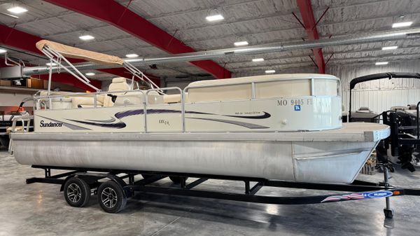 Sundancer Pontoons 243 tritoon 