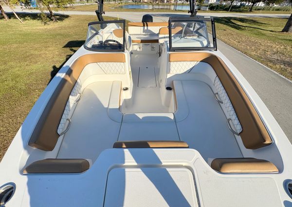 Bayliner DX2200 image