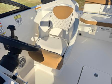 Bayliner DX2200 image