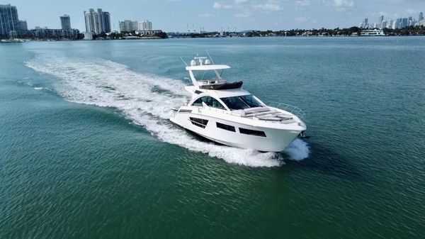 Cruisers Yachts 60 Cantius Fly
