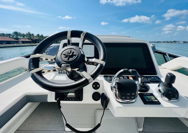 Cruisers Yachts 60 Cantius Fly image