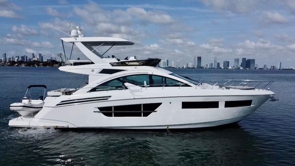 Cruisers Yachts 60 Cantius Fly 