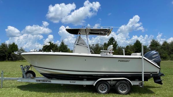 Pursuit 230 Center Console 