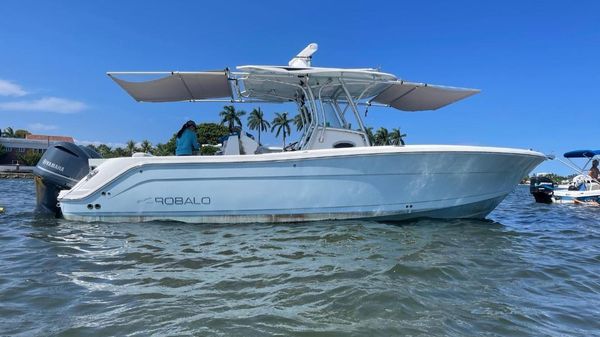 Robalo R300 Center Console 