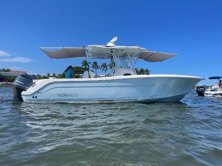 Robalo R300 Center Console image