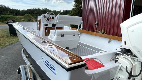 Boston Whaler Outrage 18
