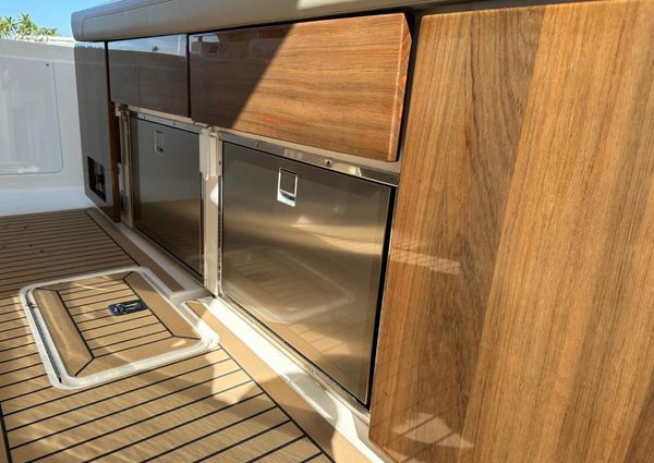 Tiara Yachts 43 LS image