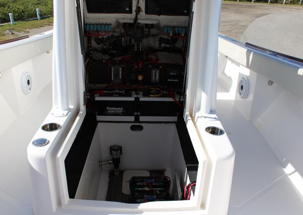 Front Runner 26 Center Console image