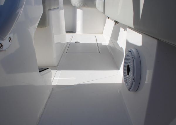 Front Runner 26 Center Console image