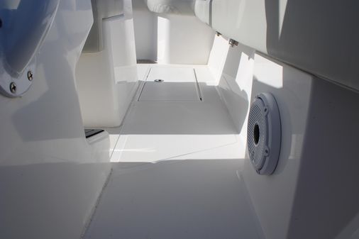 Front Runner 26 Center Console image