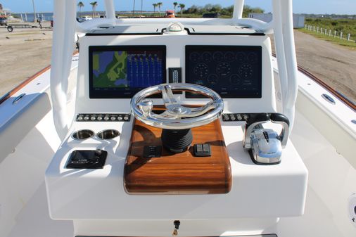 Front Runner 26 Center Console image