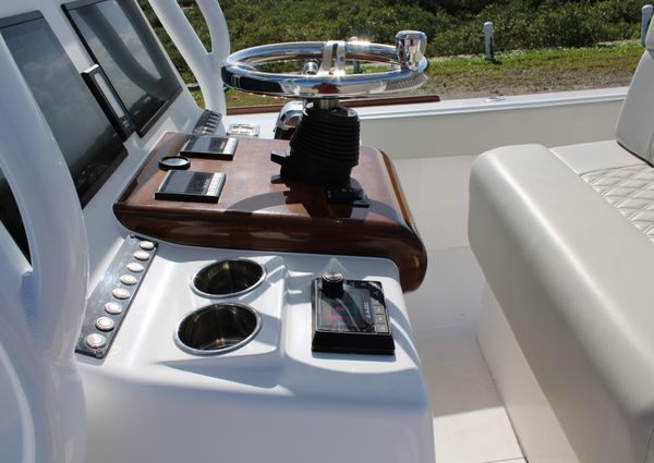 Front Runner 26 Center Console image