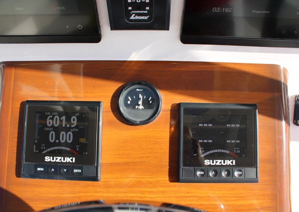 Front Runner 26 Center Console image