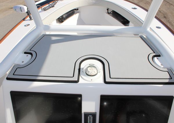 Front Runner 26 Center Console image