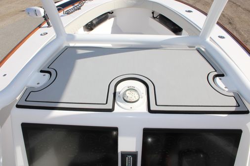 Front Runner 26 Center Console image