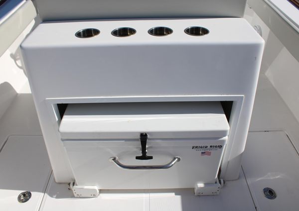 Front Runner 26 Center Console image