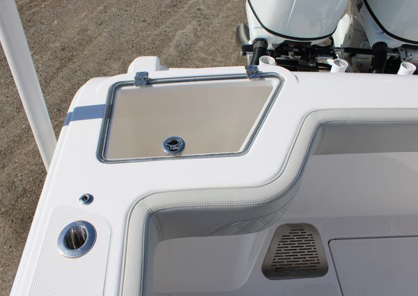 Front Runner 26 Center Console image