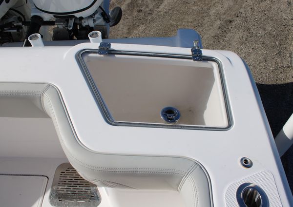 Front Runner 26 Center Console image