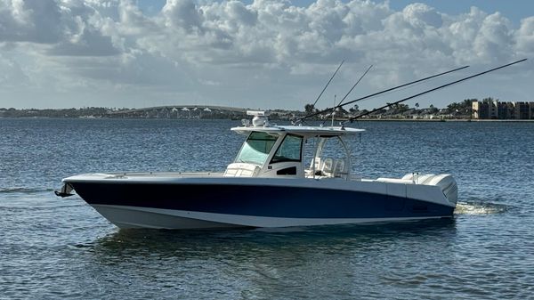 Boston Whaler 370 Outrage 