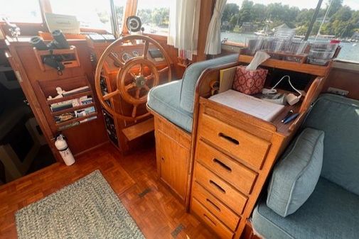 Grand-banks 32-FLYBRIDGE-TRAWLER-HULL-683 image