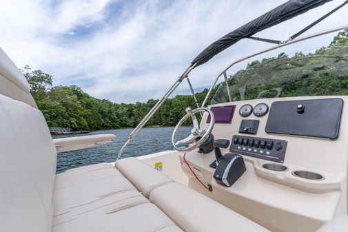 Boston Whaler 220 Dauntless image