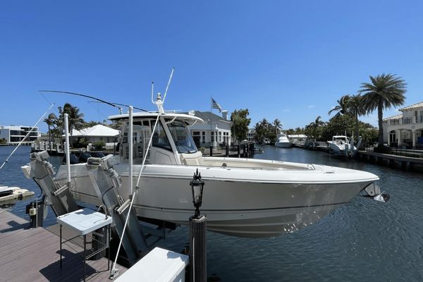 Boston Whaler 350 Outrage - main image