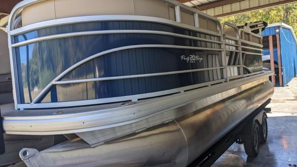 Sun Tracker Party Barge 20 DLX