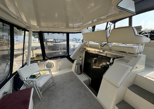 Carver 33-AFT-CABIN image