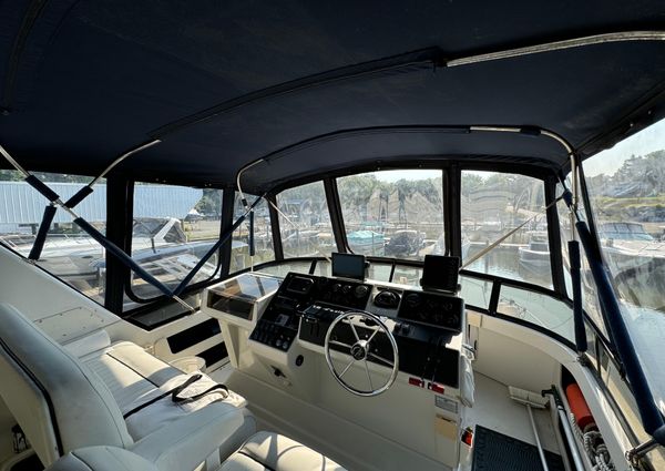 Carver 33-AFT-CABIN image