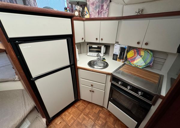 Carver 33-AFT-CABIN image