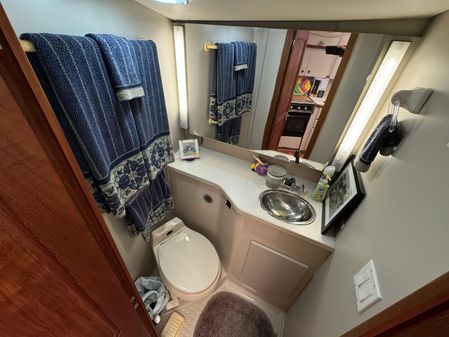 Carver 33 Aft Cabin image