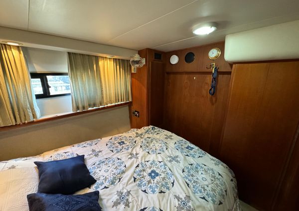 Carver 33-AFT-CABIN image