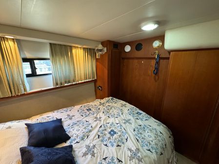 Carver 33 Aft Cabin image