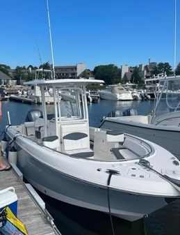 Robalo R242-CENTER-CONSOLE image