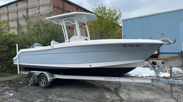 Robalo R242 Center Console 
