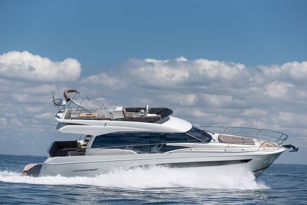 Prestige 520 Flybridge - main image
