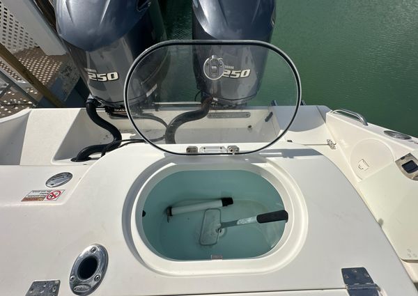 Cobia 277-CENTER-CONSOLE image