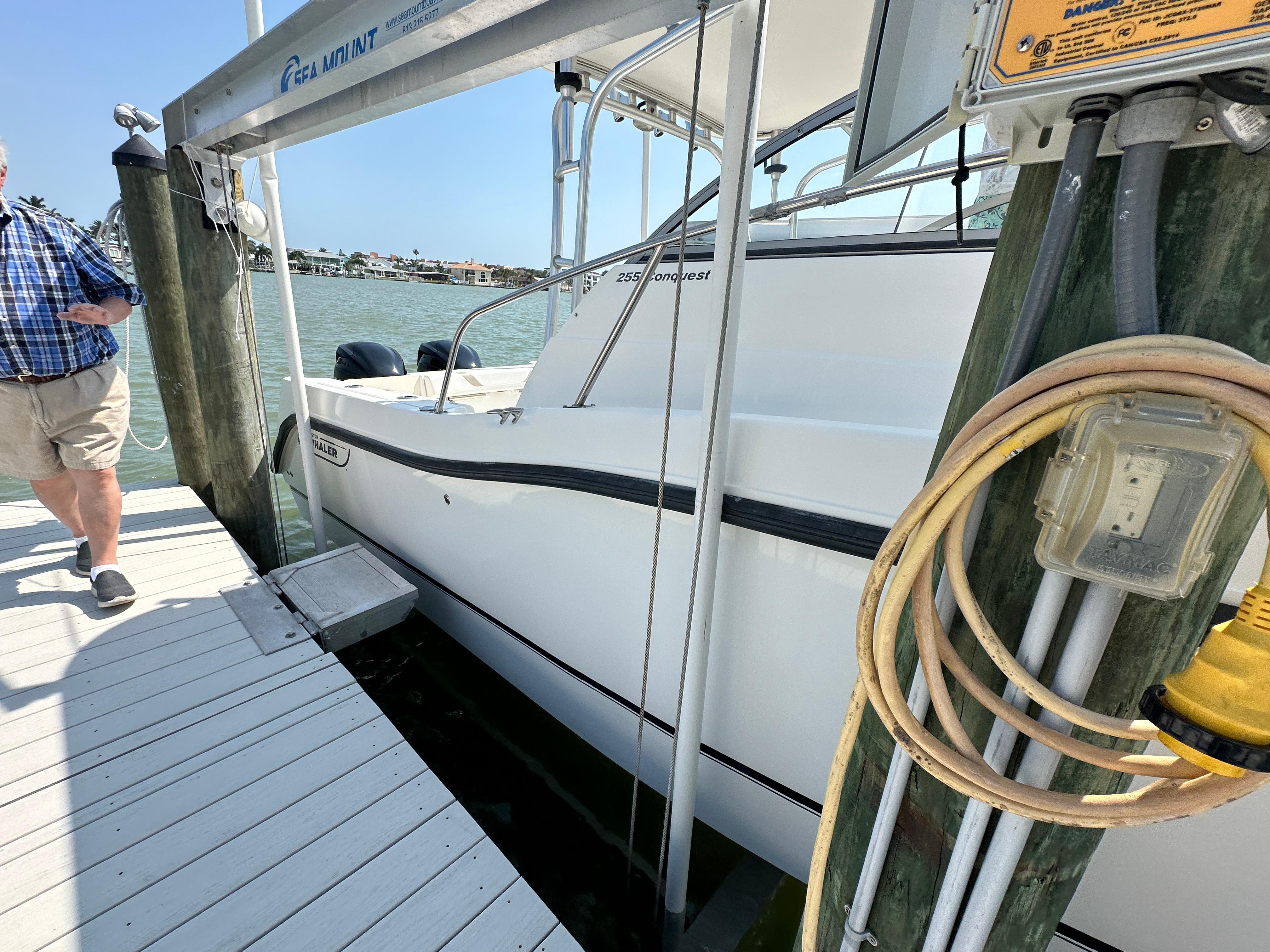 2008 Boston Whaler 255 conquest