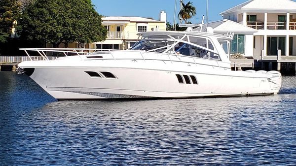 Intrepid 475 Sport Yacht