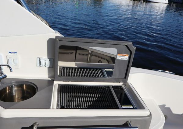 Sea Ray 320 Sundancer image