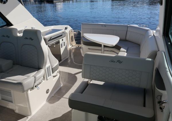 Sea Ray 320 Sundancer image