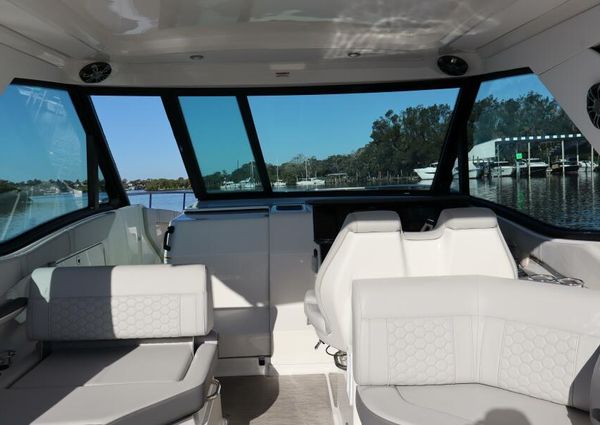 Sea Ray 320 Sundancer image